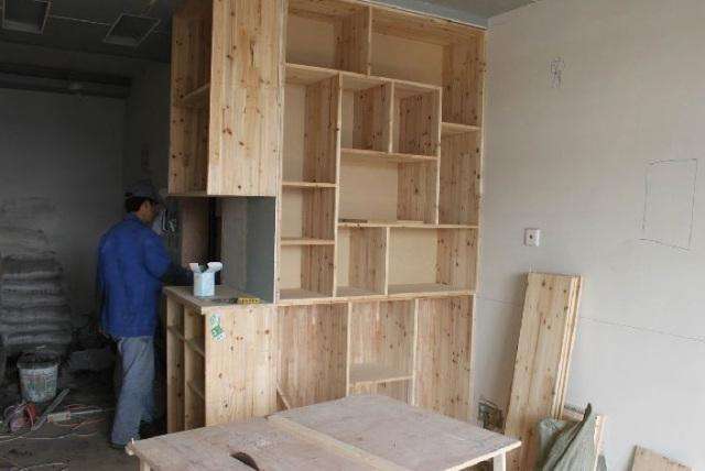 家裝柜子是請(qǐng)木工打柜子好還是全屋定制柜子好,哪種更劃算 家裝柜子是請(qǐng)木工打柜子好還是全屋定制柜子好,哪種更劃算