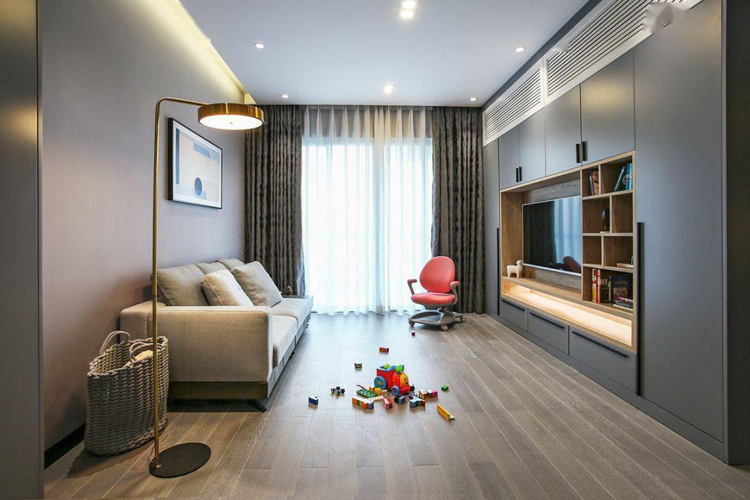 今天分享的是一套建筑面積102平米的現(xiàn)代輕奢風(fēng)三居室案例,屋主夫妻和女兒、母親一家四口人居住,整體來說是比較緊湊的剛需三房案例,設(shè)計師以輕松、時尚的灰色調(diào)作為主色,搭配格調(diào)滿滿的木質(zhì)家具,營造出簡約、輕奢的感覺。 平面布置圖 入戶玄關(guān)和餐廳連在了一起,利用了入戶門側(cè)方的墻面來做上一整墻的柜子,把鞋柜和餐邊柜結(jié)合在一起使用,更為省空間。 復(fù)古的木質(zhì)餐桌椅到灰色調(diào)的背景,金屬質(zhì)感的吊燈,整個餐廳看起來非常有格調(diào)感。在餐桌椅側(cè)方加上隔板的設(shè)計,增強儲物能力。 位于餐廳另一側(cè)的就是客廳空間了,客廳的茶幾被舍棄,中間留空方便作為孩子的娛樂區(qū),米色布藝沙發(fā)和暖灰色背景墻讓人感覺更加溫馨。 客廳的電視背景墻則是被利用起來做了收納,整墻的柜子留空電視周邊的部分區(qū)域,加上藏光之后使用更方便,看起來也更大氣。 廚房內(nèi)部的櫥柜延續(xù)了客餐廳的柜子顏色,深灰色的大理石墻磚搭配灰色的啞光地磚,整個廚房看起來很有現(xiàn)代感。 臥室選擇了以藍(lán)灰色為主,在臥室頂部吊頂內(nèi)加上藏光,用吊燈、臺燈等代替主燈,讓臥室看起來更為簡潔。 在主臥室里還有一個迷你的衣帽間,U字形布局的柜子把角落空間充分用上。衣帽間外的床頭柜改成了梳妝臺,使用起來更加方便。 老人房選擇了榻榻米床組合衣柜和書桌的設(shè)計,榻榻米的安全性會更高一些,加上一張書桌也方便屋主母親看看書。 衛(wèi)生間內(nèi)部是三角形的布局方案,鉆石形的淋浴房做在了轉(zhuǎn)角處,兩側(cè)擺放洗手臺和馬桶。洗手臺上方的鏡柜做了藏光的設(shè)計,看起來更時尚。 今天分享的是一套建筑面積102平米的現(xiàn)代輕奢風(fēng)三居室案例,屋主夫妻和女兒、母親一家四口人居住,整體來說是比較緊湊的剛需三房案例,設(shè)計師以輕松、時尚的灰色調(diào)作為主色,搭配格調(diào)滿滿的木質(zhì)家具,營造出簡約、輕奢的感覺。 平面布置圖 入戶玄關(guān)和餐廳連在了一起,利用了入戶門側(cè)方的墻面來做上一整墻的柜子,把鞋柜和餐邊柜結(jié)合在一起使用,更為省空間。 復(fù)古的木質(zhì)餐桌椅到灰色調(diào)的背景,金屬質(zhì)感的吊燈,整個餐廳看起來非常有格調(diào)感。在餐桌椅側(cè)方加上隔板的設(shè)計,增強儲物能力。 位于餐廳另一側(cè)的就是客廳空間了,客廳的茶幾被舍棄,中間留空方便作為孩子的娛樂區(qū),米色布藝沙發(fā)和暖灰色背景墻讓人感覺更加溫馨。 客廳的電視背景墻則是被利用起來做了收納,整墻的柜子留空電視周邊的部分區(qū)域,加上藏光之后使用更方便,看起來也更大氣。 廚房內(nèi)部的櫥柜延續(xù)了客餐廳的柜子顏色,深灰色的大理石墻磚搭配灰色的啞光地磚,整個廚房看起來很有現(xiàn)代感。 臥室選擇了以藍(lán)灰色為主,在臥室頂部吊頂內(nèi)加上藏光,用吊燈、臺燈等代替主燈,讓臥室看起來更為簡潔。 在主臥室里還有一個迷你的衣帽間,U字形布局的柜子把角落空間充分用上。衣帽間外的床頭柜改成了梳妝臺,使用起來更加方便。 老人房選擇了榻榻米床組合衣柜和書桌的設(shè)計,榻榻米的安全性會更高一些,加上一張書桌也方便屋主母親看看書。 衛(wèi)生間內(nèi)部是三角形的布局方案,鉆石形的淋浴房做在了轉(zhuǎn)角處,兩側(cè)擺放洗手臺和馬桶。洗手臺上方的鏡柜做了藏光的設(shè)計,看起來更時尚。